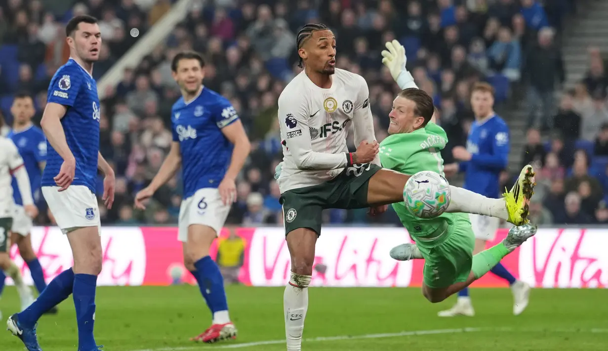 Jordan Pickford melakukan sejummlah aksi heroik di bawah mistar gawang yang membuat Everton tetap Clean sheet. (AP Photo/Jon Super)