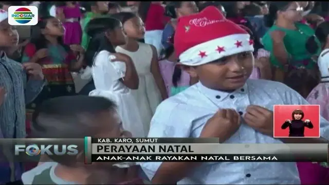 Sejumlah anak yang pernah mengungsi di posko pengungsian Gunung Sinabung bersuka cita rayakan natal bersama di Jambur Milala, Karo.