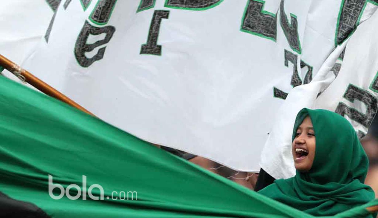Ladies Brigata Curva Sud bernyanyi mendukung timnya PSS Sleman melawan Persipura pada pembukaan Piala Presiden 2017 di Stadion Maguwoharjo, Sleman (4/2/2017). (Bola.com/Nicklas Hanoatubun)