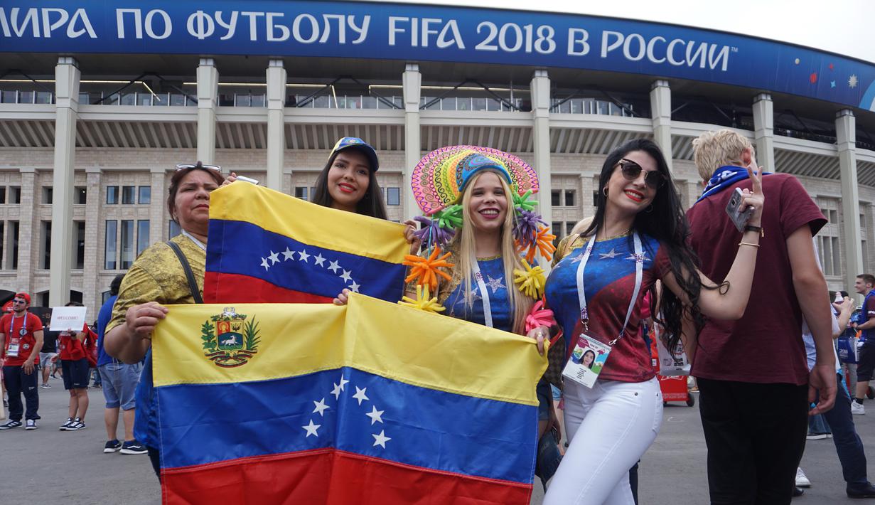 Final Piala Dunia 2018 bukan cuma milik Prancis dan Kroasia, buktinya ini ada suporter Venezuela yang larut dalam pesta. (Bola.com/Okie Prabhowo)