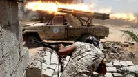 Tentara Libya menembakkan senjata untuk memerangi ISIS di Sirte, Libya, pada 21 Juli 2016 (Reuters)