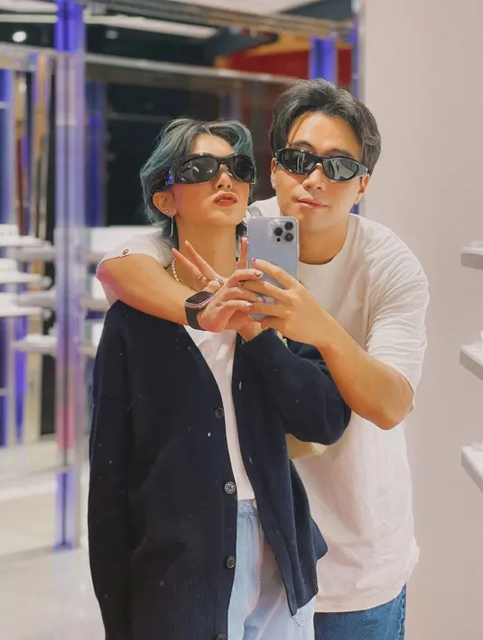 "Luar biasa. Kalau enggak ada dia gue mungkin udah nggak bisa bertahan dari lama. Sheila mah the best wife ever," ujar Vidi Aldiano, di Kawasan Tendean, Jakarta Selatan, Rabu (27/9/2023) dilansir dari Liputan6. [Instagram/vidialdiano]