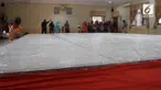 Sebuah tempe raksasa berhasil buat di Grobogan, Jawa Tengah. Tempe yang dibuat selama 4 hari ini, memecahkan rekor dunia.
