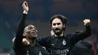 Penyerang AC Milan, Rafael Leao (kiri) bersama Yacine Adli merayakan kemenangan pada akhir pertandingan sepak bola Serie A Italia melawan Napoli di Stadion San Siro, Milan pada 11 Februari 2024. (Isabella BONOTTO/AFP)