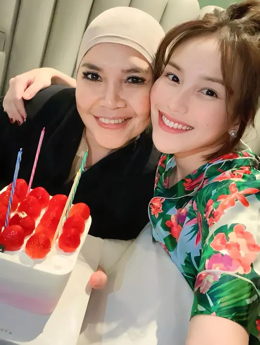 Ia memberi surprise dan kue ulang tahun untuk Umi. Kali ini kejutannya makin spesial karena dirayakan di Korea. [Instagram/ayutingting92]
