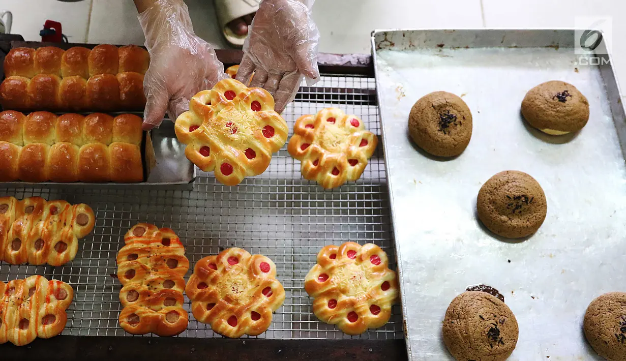 Penghuni lapas menunjukan kue buatannya di lapas Kelas IIA Narkotika Jakarta, Cipinang, Jakarta, Sabtu (9/9). Contohnya dengan membuat kerajinan tangan seperti boneka kayu, catur hingga membuat kue dan roti. (Liputan6.com/Angga Yuniar) 