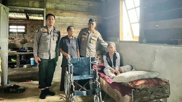 Penyerahan bantuan kursi roda kepada remaja patah tulang karena kecelakaan lalu lintas di Pekanbaru.