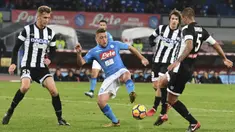 Pemain Napoli, Emanuele Giaccherini (tengah) berusaha melewati adangan para pemain Udienese pada laga Coppa Italia di San Paolo stadium, Naples, (19/12/2017). Napoli menang 1-0. (Ciro Fusco/ANSA via AP)