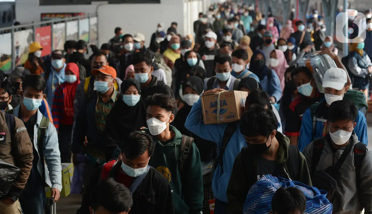 Suasana arus balik mudik Lebaran dengan Kereta Api Kertajaya tujuan Surabaya Pasar Turi-Stasiun Pasar Senen, Jakarta, Rabu (19/5/2021). Stasiun Pasar Senen tak menerapkan kembali pengecekan dokumen bebas COVID-19 bagi para penumpang yang tiba di Jakarta. (merdeka.com/Imam Buhori)