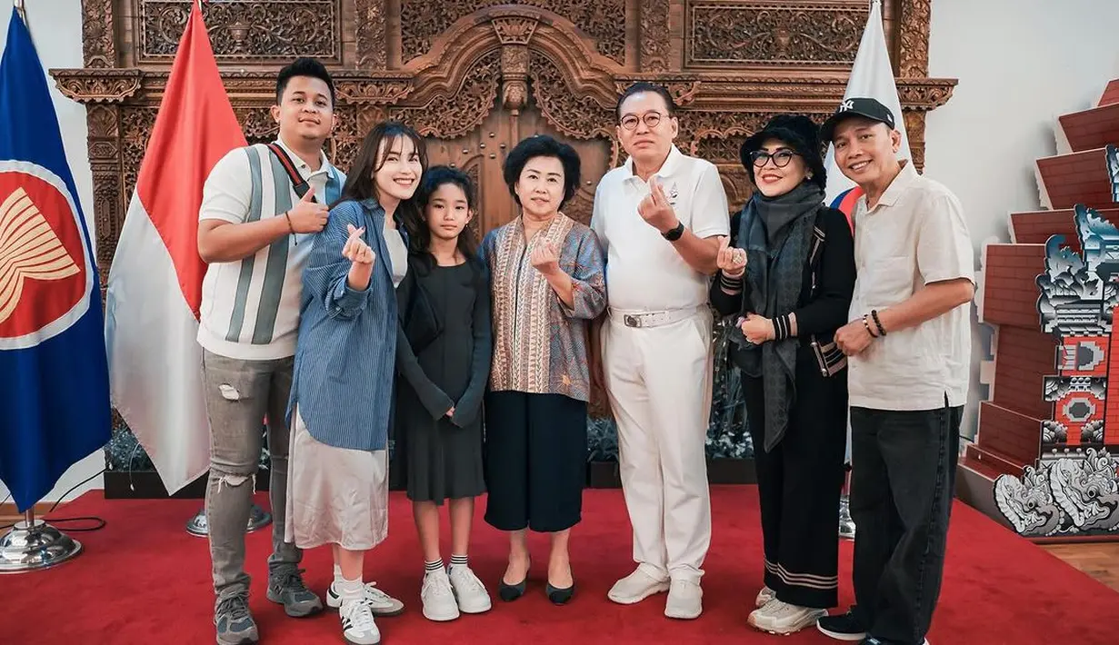 Ayu Ting Ting dan keluarga juga mengunjungi KBRI yang berada di Korea Selatan. Bertemu dengan Dubes Indonesia dan istri. [Instagram/ayutingting92]