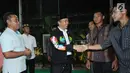 Menpora Imam Nahrawi (tengah) menyalami salah satu atlet usai buka puasa bersama di Jakarta, Senin (28/5). Acara tersebut dihadiri atlet pelatnas Asian Games 2018 dan para mantan atlet peraih medali. (Liputan6.com/Helmi Fithriansyah)