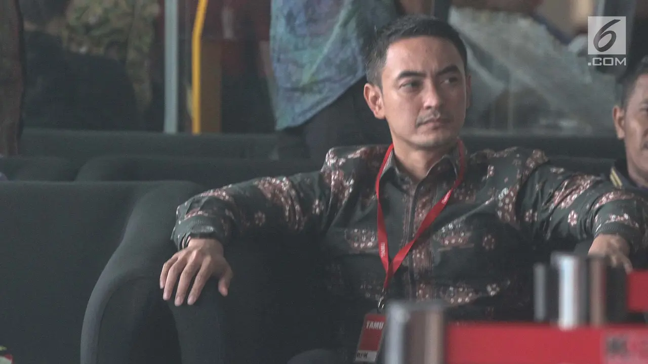 Gubernur Jambi, Zumi Zola