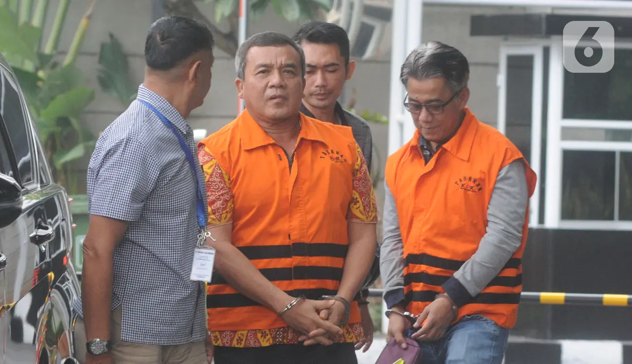 Kepala Dinas PUPR Kabupaten Indramayu, Omarsyah dan Kepala Bidang Jalan Dinas PUPR Kabupaten Indramayu, Wempy Triyono tiba di Gedung KPK, Jakarta, Selasa (26/11/2019). Omarsyah dan Wempy diperiksa terkait dugaan suap pengaturan proyek ke Bupati Indramayu, Supendi. (merdeka.com/Dwi Narwoko)