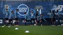 Para pemain FC Porto mengikuti sesi Latihan menjelang laga Liga Champions di tempat latihan klub di Olival, Vila Nova de Gaia, Senin (30/11/2020). FC Porto akan menjamu Manchester City dalam matchday 5 Grup C Liga Champions pada Rabu 2 Desember 2020 dinihari WIB. (MIGUEL RIOPA/AFP)
