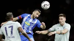 Pemain Hertha Berlin, Vedad Ibisevic, menyundul bola saat pertandingan melawan Bayern Munich pada laga Bundesliga di Olympiastadion, Berlin, Sabtu (29/8/2018). Hertha Berlin menang 2-0 atas Bayern Munich. (AP/Michael Sohn)