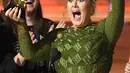 Di atas panggung, saat menerima penghargaan kategori Best Album, Adele mematahkan piala Grammy tersebut. Di balik hal anehnya tersebut, ternyata Adele punya alasannya sendiri. (AFP/Bintang.com)