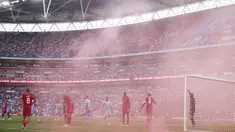 Suasana merah merona saat pertandingan antara Manchester City melawan Liverpool dalam laga semifinal Piala FA di stadion Wembley.  (AFP/Adrian Dennis)