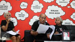 Sumarsih (kiri) bersama keluarga korban pelanggaran HAM memberi keterangan di kantor Kontras, Jakarta, Kamis (8/12). Mereka menagih komitmen pemerintah untuk memenuhi hak-hak korban pelanggaran HAM berat masa lalu. (Liputan6.com/Helmi Fithriansyah)