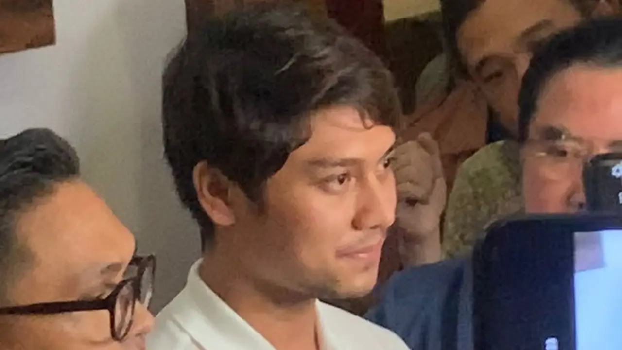 Rizky Billar saat dibebaskan dari tahanan karena Lesti Kejora mencabut laporan (Kapanlagi.com - Sahal Fadli)