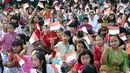 Ratusan anak-anak mengibarkan bendera Merah Putih saat gelaran Harmoni Indonesia 2018 di Kompleks Gelora Bung Karno, Jakarta, Minggu (5/8). Presiden RI, Joko Widodo hadir dalam acara tersebut. (Liputan6.com/Helmi Fithriansyah)