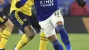 Gelandang Leicester City, Ayoze Perez membawa bola dari kawalan pemain Arsenal, Alexandre Lacazette pada pertandingan lanjutan Liga Inggris di Stadion King Power (10/11/2019). Leicester City menang 2-0 atas Arsenal. (AP Photo / Rui Vieira)
