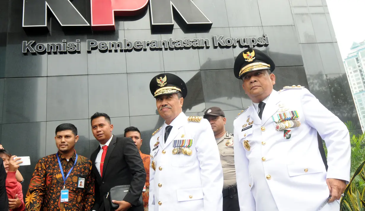 Gubernur Riau, Syamsuar dan Wakil Gubernur Riau, Edy Natar Nasution menyambangi gedung KPK, Jakarta, Rabu (20/1). KPK menerima kunjungan kepala daerah yang baru dilantik untuk beraudiensi mengenai upaya pencegahan korupsi. (Merdeka.com/Dwi Narwoko)