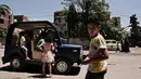 Pengusaha Mesir Ahmed Saeed el-Feki mengendarai minicars yang dibuatnya saat uji coba di desa Kerdasa Kairo, Mesir (1/8). Menurut pembuatnya, minicars ini lebih hemat bahan bakar dari pada Tuk Tuk. (AP Photo/Nariman El-Mofty)