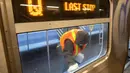 Pekerja otoritas transportasi kota New York membersihkan gerbong kereta bawah tanah di stasiun Coney Island di Brooklyn, Rabu (6/5/2020). Untuk pertama kalinya, sistem kereta bawah tanah New York dimatikan sementara agar dapat dibersihkan untuk menghentikan penyebaran virus corona (COREY SIPKIN/AFP)