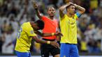 Ekspresi kecewa pemain Al Nassr, Cristiano Ronaldo (kanan), setelah golnya ke gawang Al Shabab dianulir oleh wasit dalam pertandingan pertama Grup C Arab Club Champions Cup 2023 di Stadion King Fahd, Taif, Sabtu (29/7/2023) dini hari WIB. (AFP)