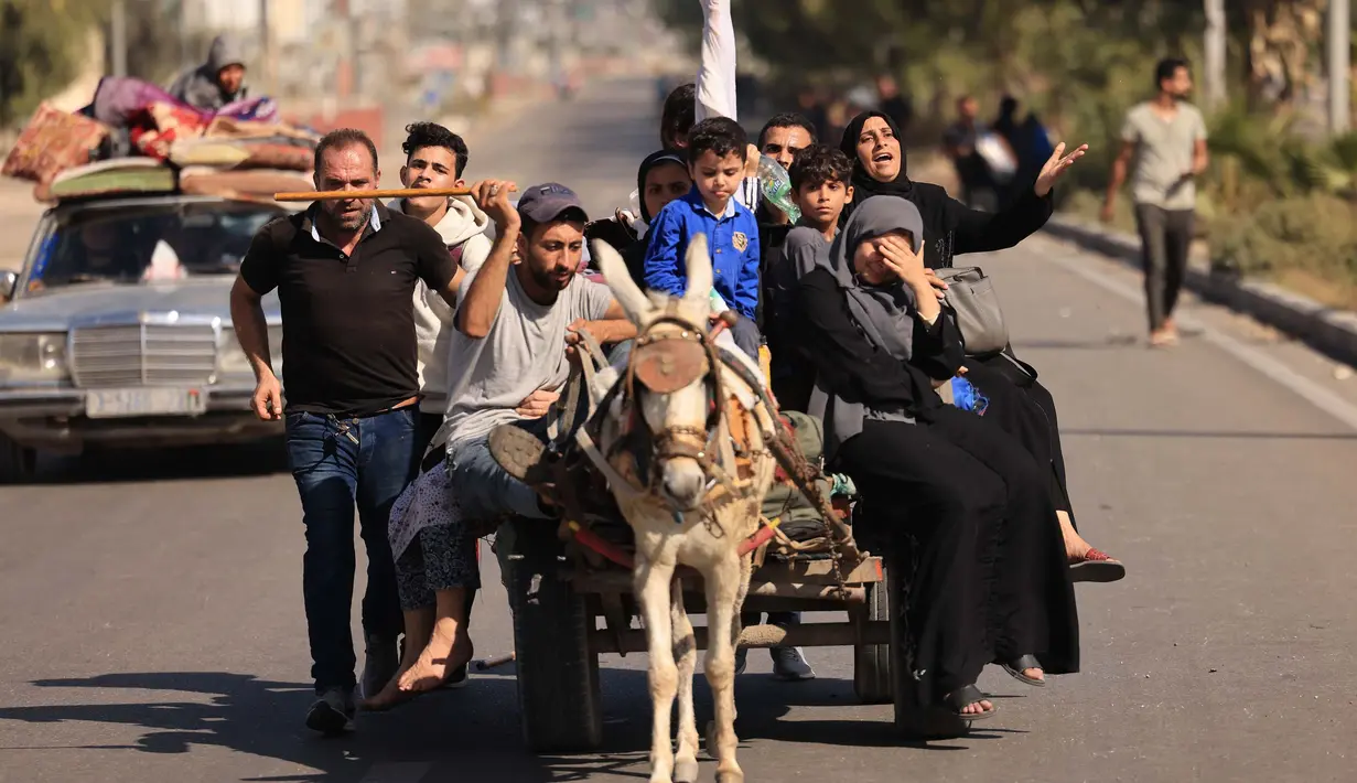 Mereka pindah ke selatan untuk mengantisipasi rencana serangan darat Israel. (MAHMUD HAMS/AFP)