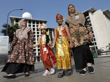 Para pembawa bunga dengan pakaian adat terlihat di Masjid Istiqlal menjelang kedatangan Paus Fransiskus untuk pertemuan antaragama dengan para pemimpin agama, di Jakarta, Kamis (5/9/2024). (Yasuyoshi CHIBA / POOL / AFP)