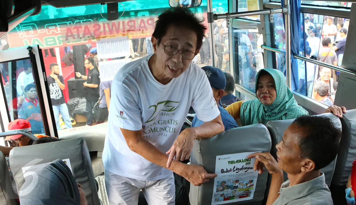 Direktur Sido Muncul Irwan Hidayat menyapa pedagang jamu sebelum acara pelepasan mudik gratis Sido Muncul di kawasan TMII, Jakarta, Jumat (7/1). Mudik gratis ini memberangkatkan 16 ribu pedagang jamu dengan menggunakan 186 bus. (Liputan6.com/Fery Pradolo)