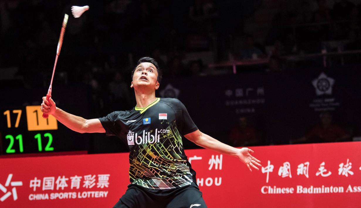 Tunggal putra Indonesia, Anthony Ginting, berusaha mengembalikan kok saat melawan tunggal Jepang, Kento Momota, pada BWF World Tour 2019 di Tianhe Gymnasium, Guangzhou, Minggu (15/12). Ginting kalah 21-17, 17-21 dan 14-21 dari Momota. (AFP/STR)