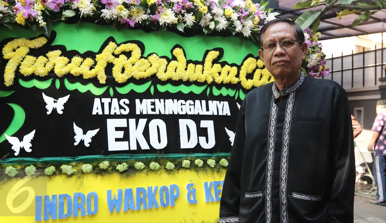 Komedian Tarzan saat melayat ke rumah duka Alm Eko Koeswoyo alias Eko DJ di kawasan Pondok Kelapa, Jakarta, Selasa (28/3). Eko DJ meninggal dunia dalam usia 65 tahun. (Liputan6.com/Herman Zakharia)