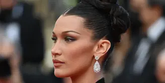 Bella Hadid tampil bersinar dengan sepasang anting-anting emas putih 18 karat dari Red Carpet Collection yang menampilkan sepasang berlian berbentuk buah pir dengan total 18,05 karat dan 5,82 karat. (Foto: Chopard)