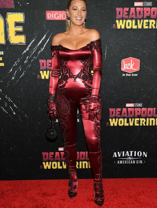 Saat premier, Blake Lively mengenakan jumpsuit off shoulder warna merah dengan aksen embroidery hitam. Dipadukan heels Burgundy Satin dari brand yang sama.  [dok. Christian Louboutin]