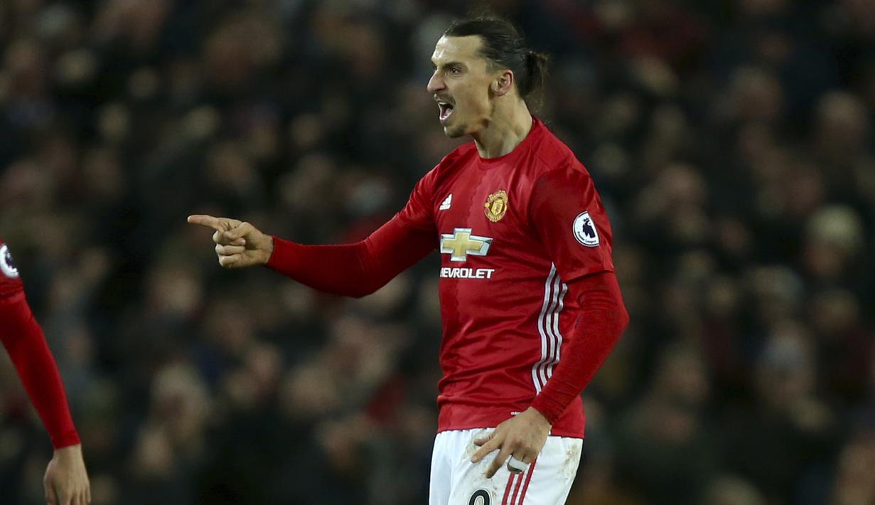 Zlatan Ibrahimovic menempati urutan pertama daftar pencetak gol terbanyak Premier League bersama Diego Costa dan Aleis Sancez. Ibrahimovic telah mengoleksi 14 gol hingga pekan ke-21.  (AP/Dave Thompson)