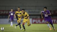 Pemain Mitra Kukar, Eka Ramdani berusaha mengejar bola pada laga Piala Presiden melawan Persita di Stadion I Wayan Dipta, Bali, Minggu (30/8/2015). (Bola.com/Vitalis Yogi Trisna)