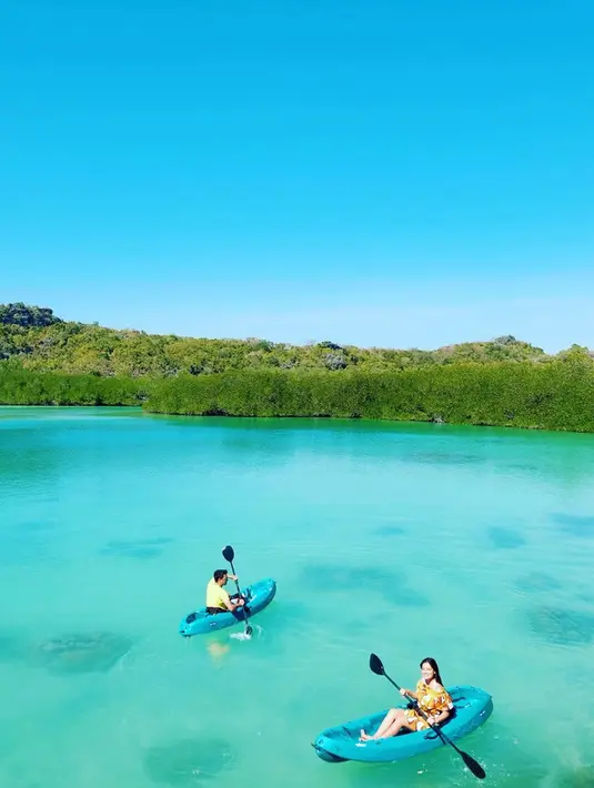 Chistian Sugiono dan Titi Kamal juga melakukan kegiatan seru lainnya, seperti ketika mereka sedang bermain kayak di Telaga Nirwana. Air laut yang terlihat begitu jernih dan pemandangan yang indah mampu menyejukkan hati. (Liputan6.com/titi_kamall)