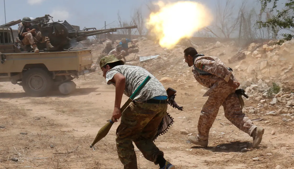 Pasukan tentara Libya melancarkan serangan pada militan ISIS di Sirte, Libya, (21/7). Dalam pertempuran tersebut, 13 anggota ISIS tewas dan lebih dari 110 orang terluka. (REUTERS/Goran Tomasevic)