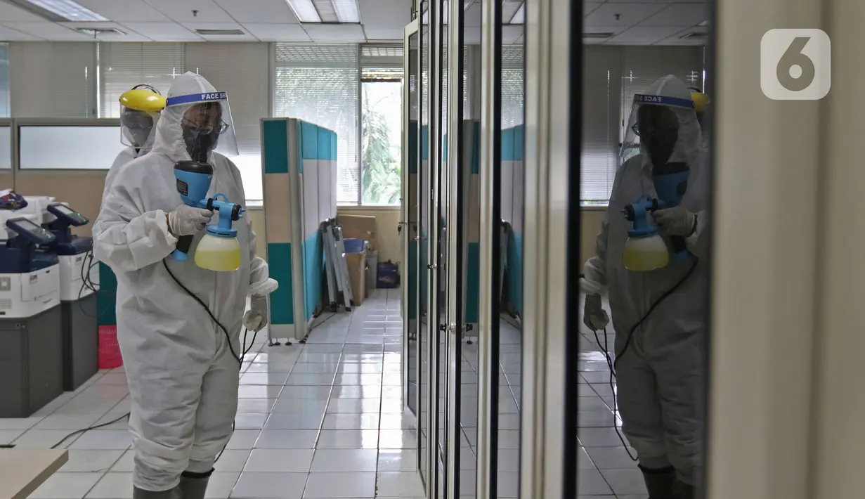 Petugas melakukan penyemprotan cairan disinfektan di salah satu ruangan di Kantor PLN Pusat, Jalan Trunojoyo, Blok M, Jakarta, Selasa (21/7/2020). PT PLN (Persero) menyemprotkan cairan disinfektan secara rutin dan berlaku protokol kesehatan selama pandemi COVID 19. (Liputan6.com/Herman Zakharia)