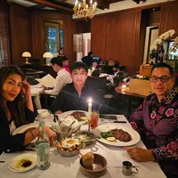 Tidak lantas bermusuhan, meski sedang proses cerai, Ari Wibowo dan Inge Anugrah terlihat makan malam bersama. Tidak hanya berdua, melainkan bersama anaknya, Kenzo. Seperti potret berikut. [Instagram/ariwibowo_official]