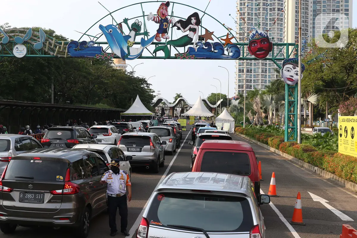 FOTO: Libur Panjang, Sejumlah Kendaraan Antre Masuk Kawasan Ancol