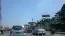 Hanya satu jalur yang dapat digunakan dan diberi pembatas jalan untuk kendaraan yang akan melintasi Jembatan Comal, Jawa Tengah, Jumat (1/8/14). (Liputan6.com/Irna Gustiawati)