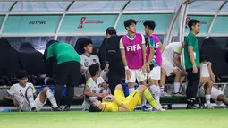 Ekspresi pemain Timnas Indonesia U-17 setelah dikalahkan Timnas Maroko U-17 dalam laga pamungkas Grup A Piala Dunia U-17 2023 yang berlangsung di Stadion Gelora Bung Tomo, Surabaya, Kamis (16/11/2023). (Bola.com/Bagaskara Lazuardi)