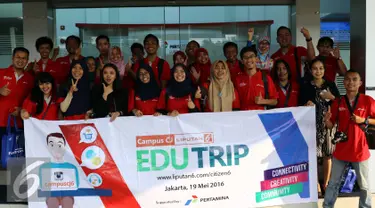 Peserta Citizen Jurnalism dari berbagai kampus berpose bersama di kantor Pertamina, Jakarta, Kamis (19/5). Edutrip CJ yang diadakan Liputan6.com bertujuan menambah wawasan peserta dalam pengelolaan hasil bumi Indonesia. (Liputan6.com/Helmi Afandi) 