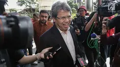 Pengacara Todung Mulya Lubis tiba di Gedung KPK untuk memenuhi pemeriksaan ulang, Jakarta, Jumat (22/12). Todung diperiksa terkait permintaan bantuan hukum oleh obligor BLBI maupun BPPN. (Liputan6.com/Faizal Fanani)