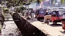 Bajaj oranye menjadi penguasa di jalan yang kadang bikin frustasi. (Source: Instagram/@perfectlifeid)