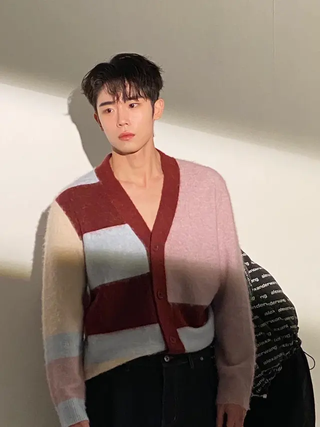 Segera Menikah dengan Penyanyi Ailee, 6 Gaya Choi Si Hun Single’s Inferno yang Ternyata Fanboy Sang Calon Istri