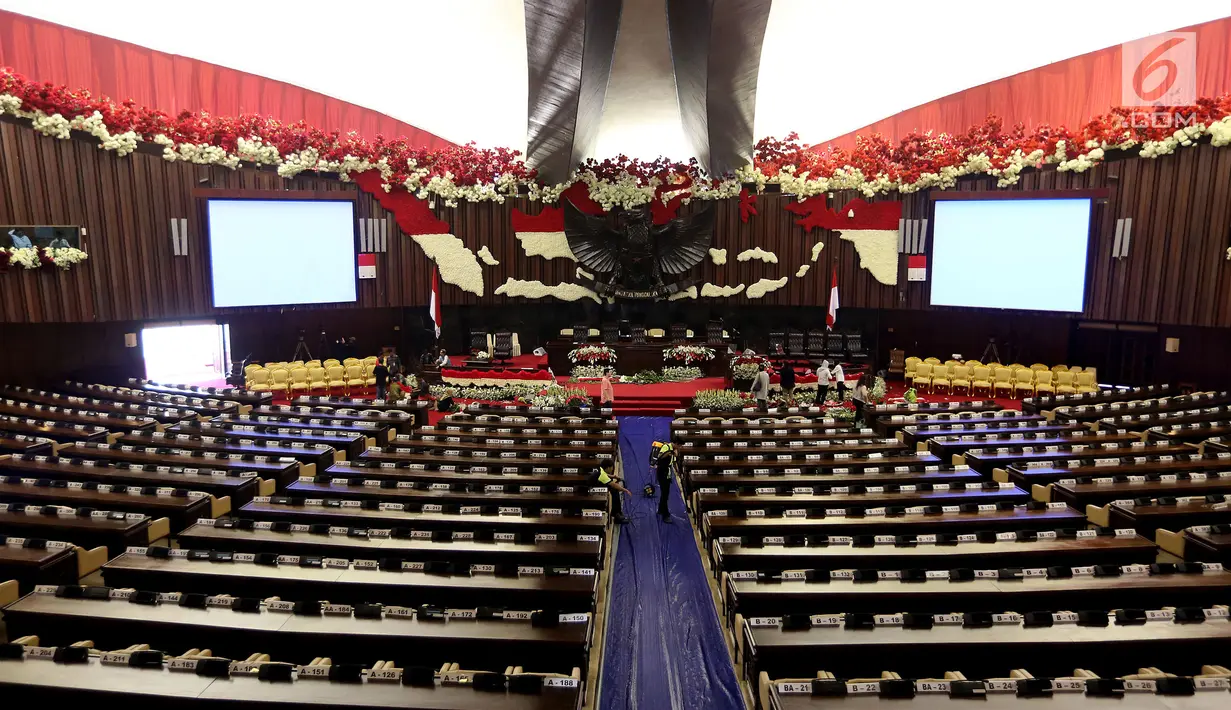 Pekerja mempercantik ruangan rapat Paripurna I dengan hiasan merah dan putih di Gedung Kura-Kura Kompleks Parlemen, Jakarta, Selasa (15/8). Gedung DPR sudah siap menyambut perhelatan dalam rangkaian HUT ke-71 Republik Indonesia. (Liputan6.com/Johan Tallo)